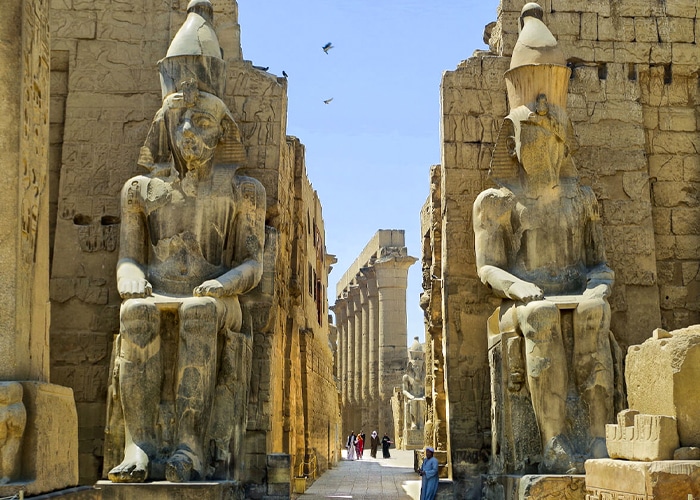 amazing-picture-of-two-statues-at-the-entrance-to-luxor-temple